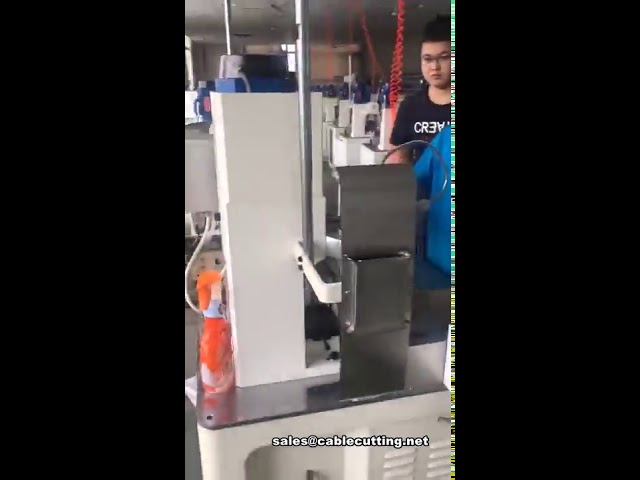 Αυτόματο μηχάνημα κοπής, απογύμνωσης, πτύχωσης και τοποθέτησης αδιάβροχου βύσματος